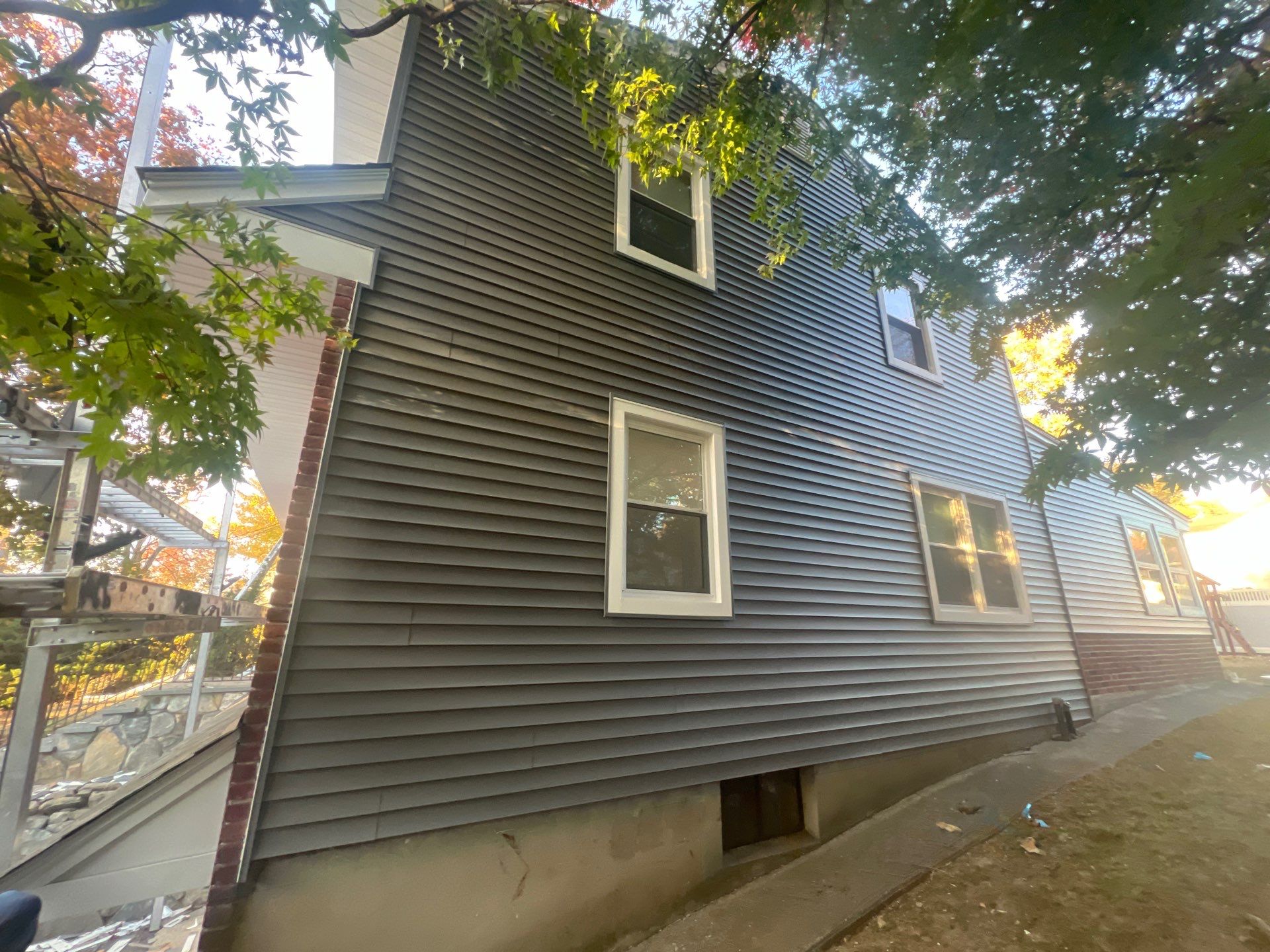 CertainTeed Mainstreet Vinyl Siding - D4 - Charcoal Gray